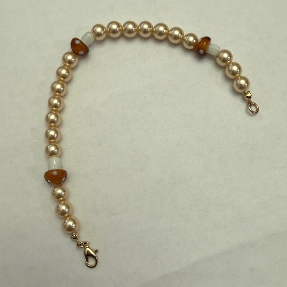 Anthropologie Pearl and Mushroom Beaded Charm Bracelet!!🔥🔥🔥 - Picture 11 of 16